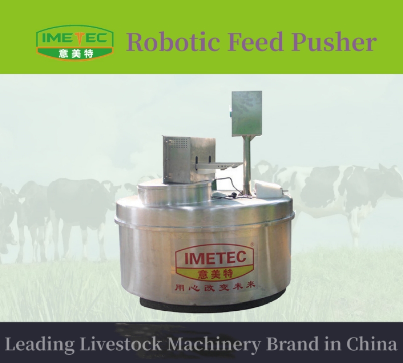 Robotic silage feed pusher
