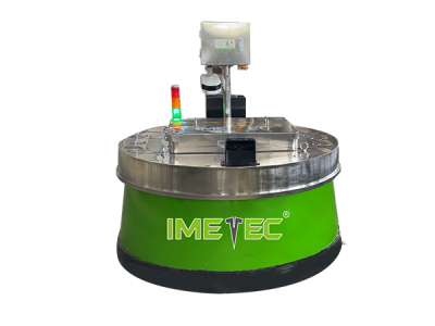 robot poussant l'alimentation