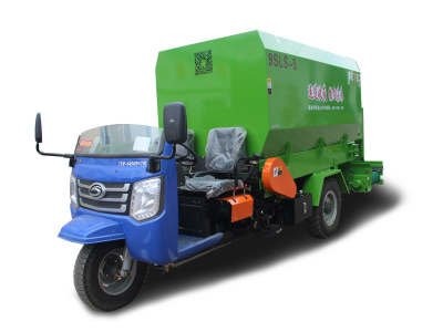 Three-wheeled Diesel Feed Truck Spreader